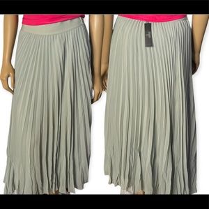 NWT TAHARI solid pleated Maxi skirt